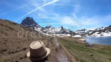 在法国比利牛斯山脉散步的远足妇女，图片背景是midi d Ossau